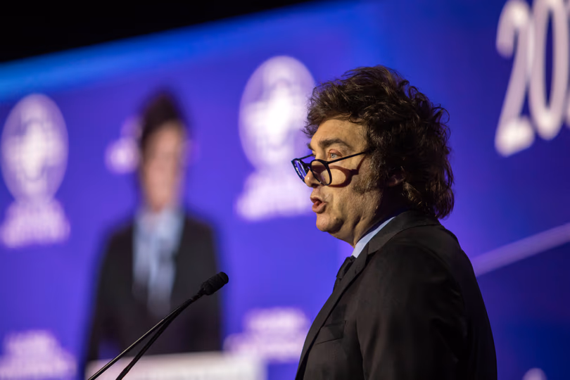 Milei llegó a Los Ángeles para reunirse con empresarios y dar un discurso sobre el plan económico del gobierno