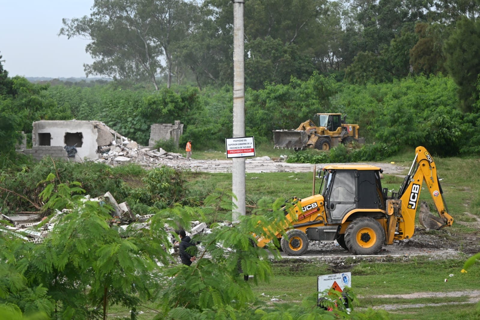 El Gobierno de Tucumán avanzó con la demolición de construcciones ilegales sobre tierras fiscales en la ribera del Río Salí. — imagen 2