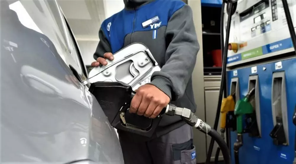 YPF aplicará un aumento del 1% en los combustibles y mantendrá un esquema de contención por 45 días