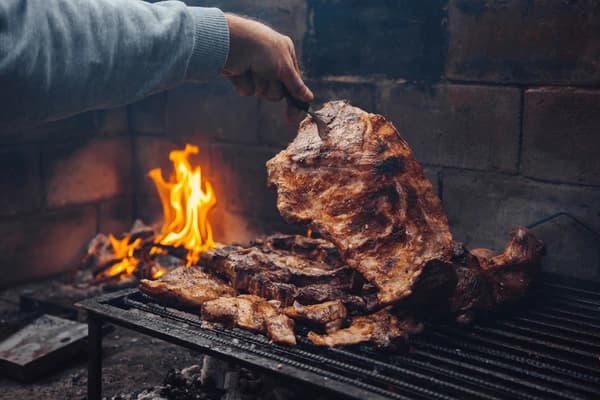 Ni carbón ni leña: la forma para cocinar asado a la parrilla que es más rápida y deja un sabor ahumado perfecto