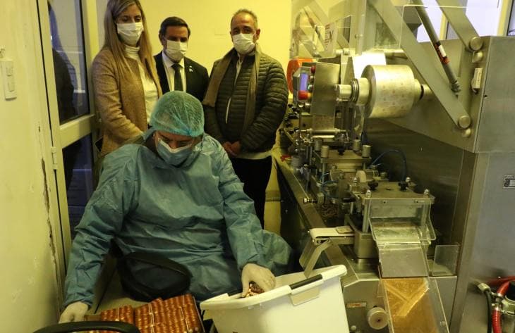 Medina Ruiz supervisó la producción de Oseltamivir en la Farmacia Oficial